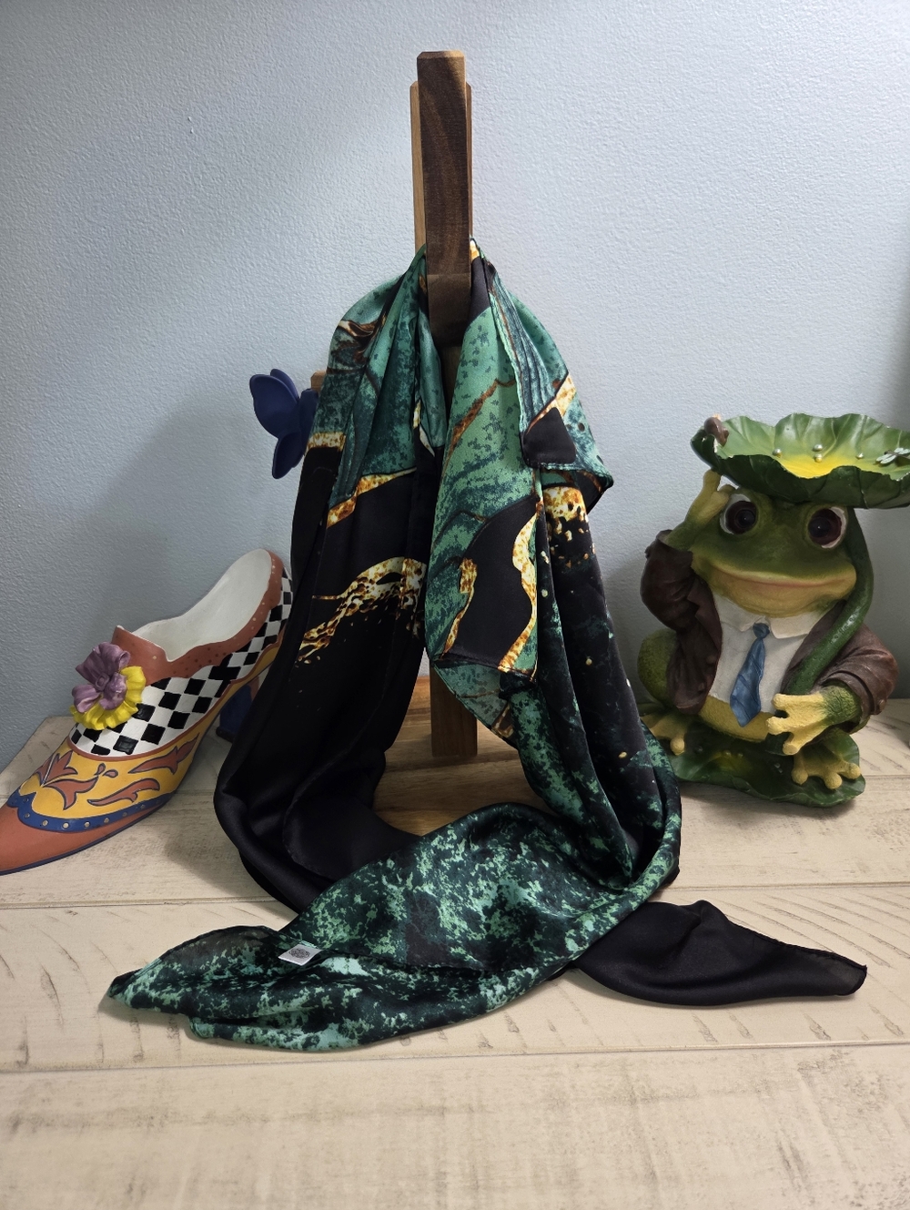 (BUY NOW)Green & Black Abstract Silk Scarf, 36"×36",EUC